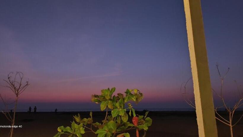 هتل Aisiri Comforts Beach Stay And Cafe
