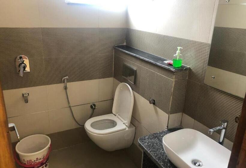 فندق C T Heights Inn