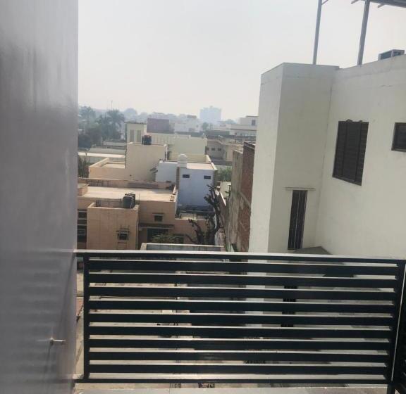 فندق C T Heights Inn