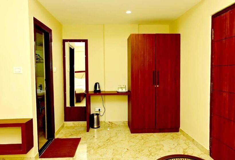 בית מלון כפרי Downtown Pr Groups Raashi Residency