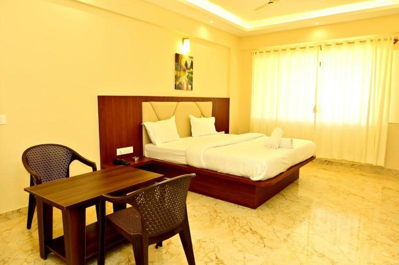 בית מלון כפרי Downtown Pr Groups Raashi Residency