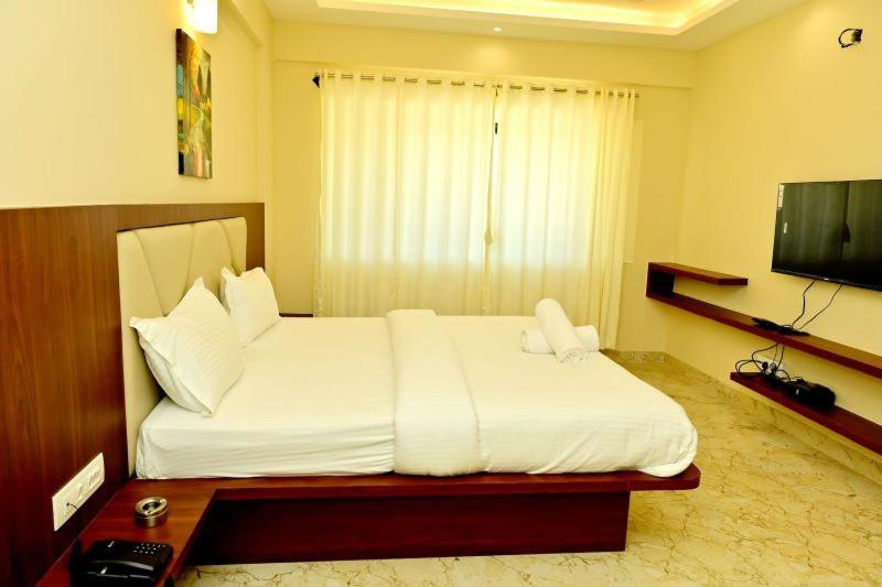 בית מלון כפרי Downtown Pr Groups Raashi Residency