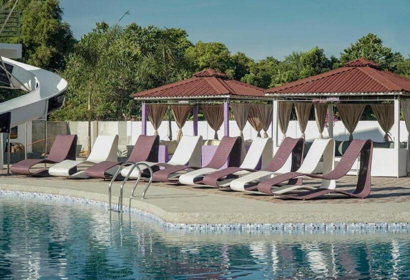 هتل The Blessed Purple Bamboo Beach Resort