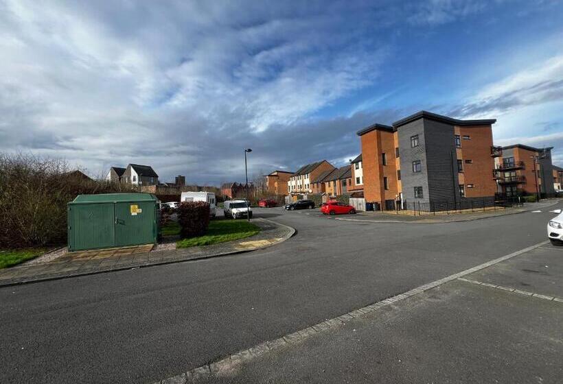 بنسيون Crownford Guesthouse   Close To Hanley Centre And University