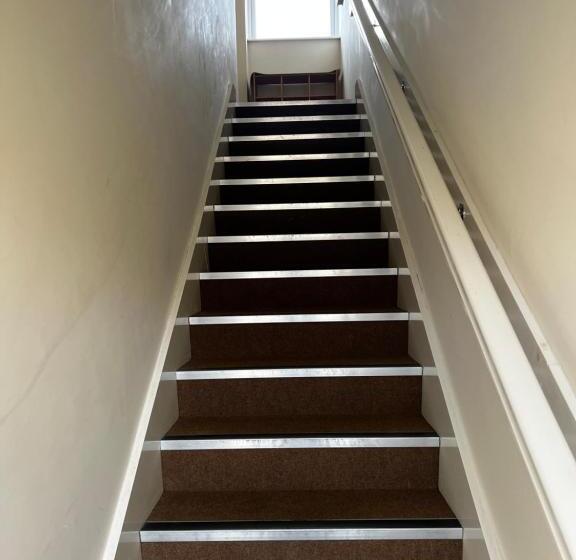 بنسيون Crownford Guesthouse   Close To Hanley Centre And University