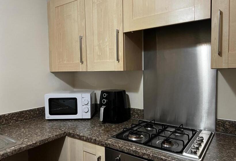 بنسيون Crownford Guesthouse   Close To Hanley Centre And University