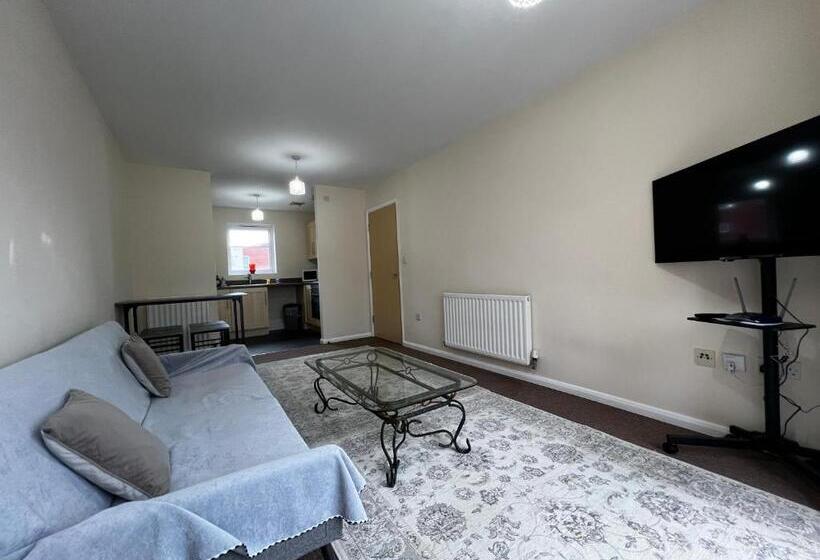 بنسيون Crownford Guesthouse   Close To Hanley Centre And University