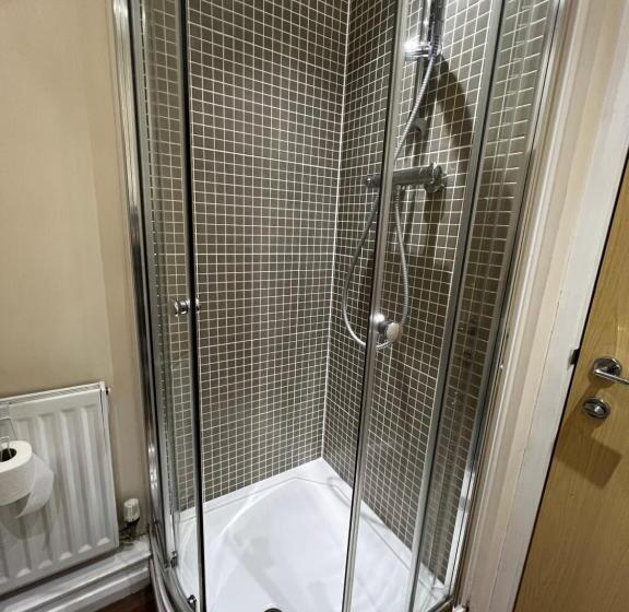 بنسيون Crownford Guesthouse   Close To Hanley Centre And University