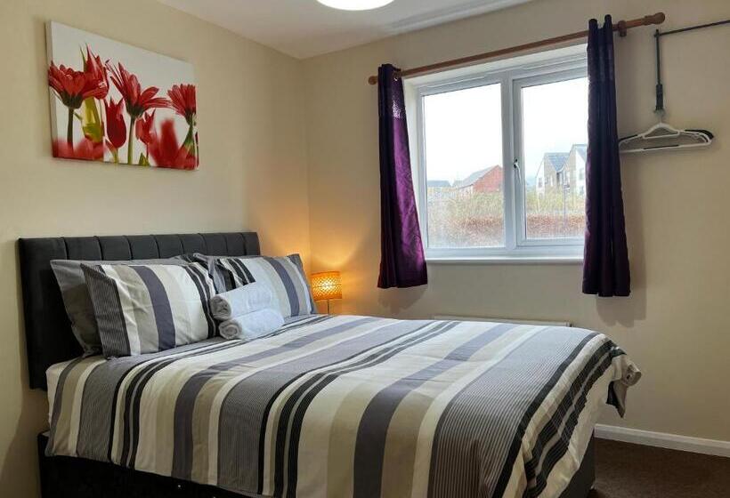 بنسيون Crownford Guesthouse   Close To Hanley Centre And University