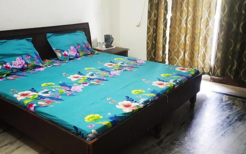 Bed and Breakfast Aishnoor Baikunth Dham Sewa Ashram
