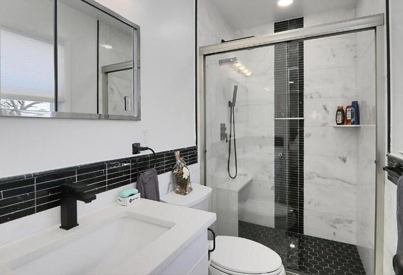 Пансион Ramble Home, Top Floor