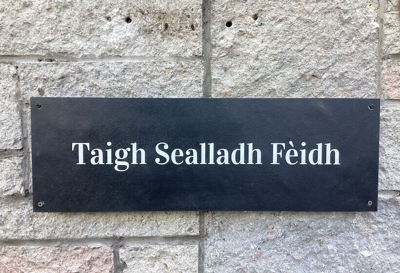 Taigh Sealladh Fèidh B&b