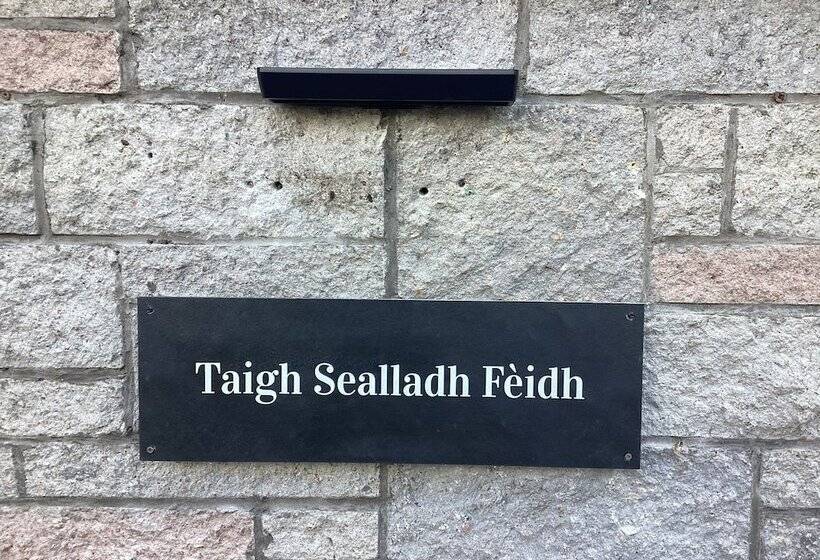 Taigh Sealladh Fèidh B&b