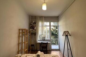 تختخواب و صبحانه Cosy Room With Balcony
