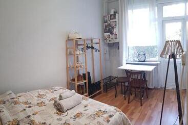 تختخواب و صبحانه Cosy Room With Balcony