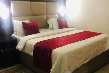 هتل Mclorrets Suites