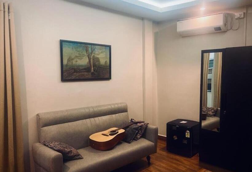 בית מלון כפרי Sunset Homes Imphal