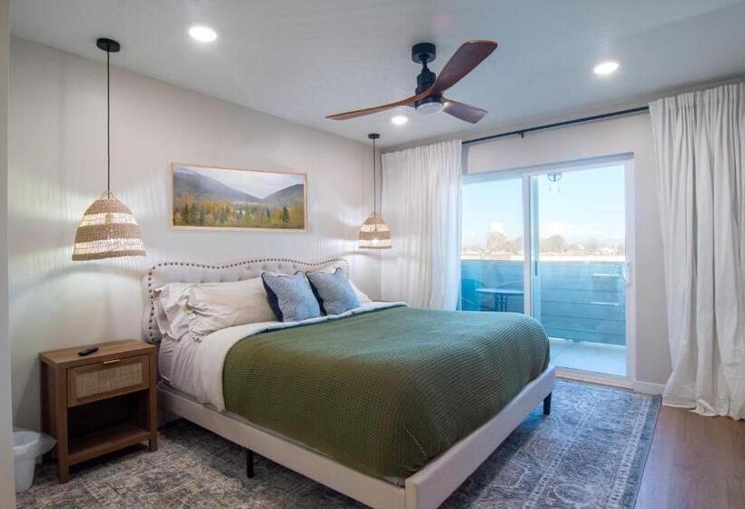 بنسيون Caldwell Cliff Swallow Guest House