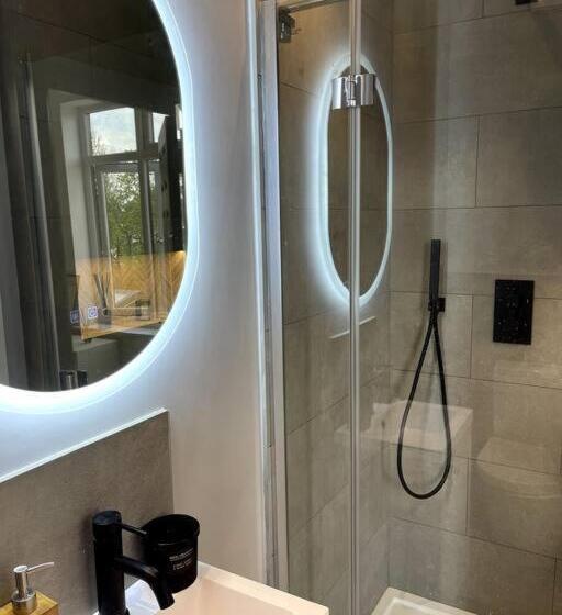 پانسیون Luxury Kingsize Room In London