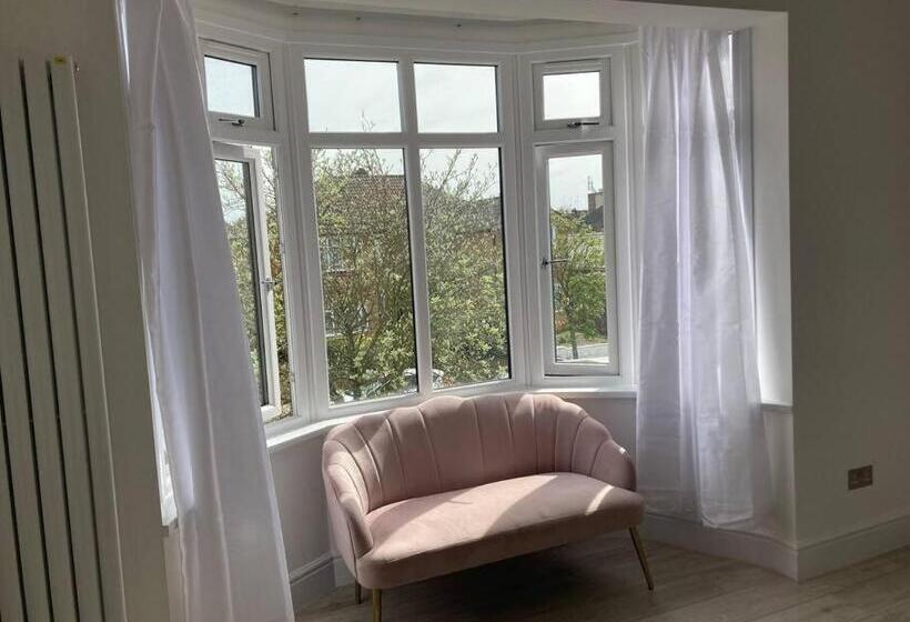 پانسیون Luxury Kingsize Room In London