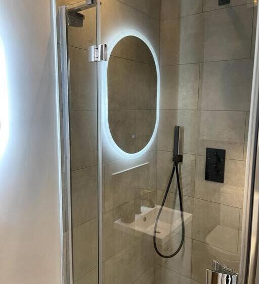 پانسیون Luxury Kingsize Room In London