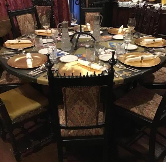 تختخواب و صبحانه The Old Merchants House The Highlands Room