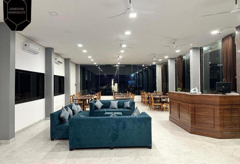 Отель Golden Pearl Resort By Gemstone Hospitality