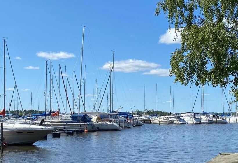 پانسیون Beautiful Lakefront House