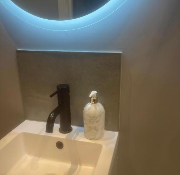 پانسیون Luxury En Suite In Modern House