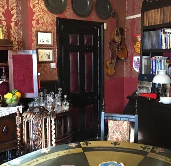 ベッドアンドブレックファースト The Old Merchants House   The Vettriano Room