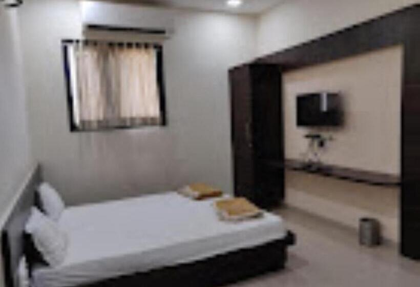 Отель Rasraj , Dhule