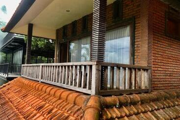 هاستل Kraras Munduk Guest House & Donbiyu Rendezvous Restaurant