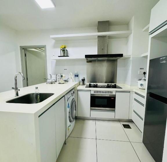 پانسیون Hstay Sutera Avenue 2bedroom By Aida