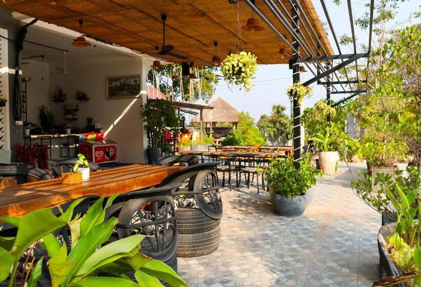 هتل Kampot Hill Lodge