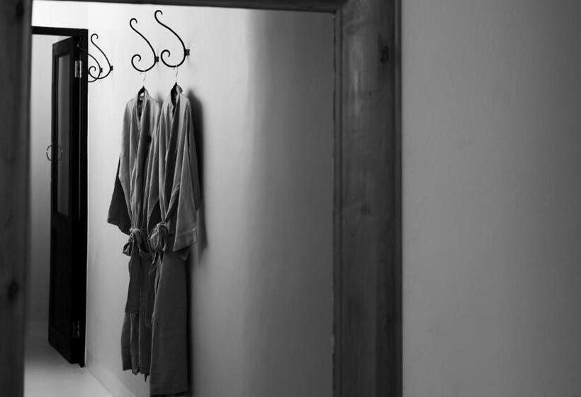 هتل The Ivory Haus