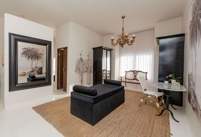 هتل The Ivory Haus