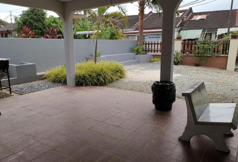پانسیون Desa Kemboja Homestay
