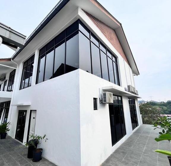 پانسیون Jenderam Hill Villa