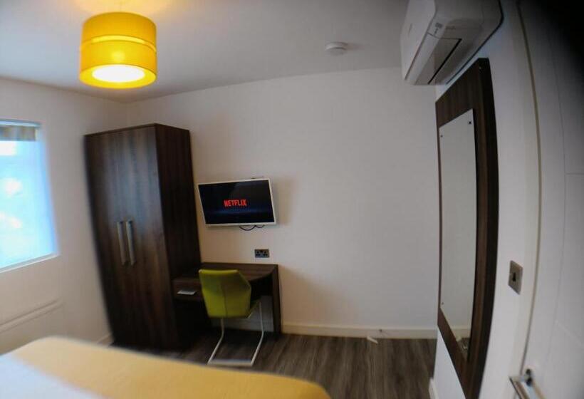 پانسیون Pinewood Guest House