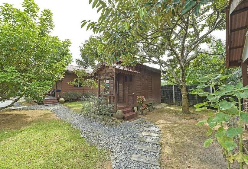 Отель Oyo Home 90692 Tok Babah Village Homestay