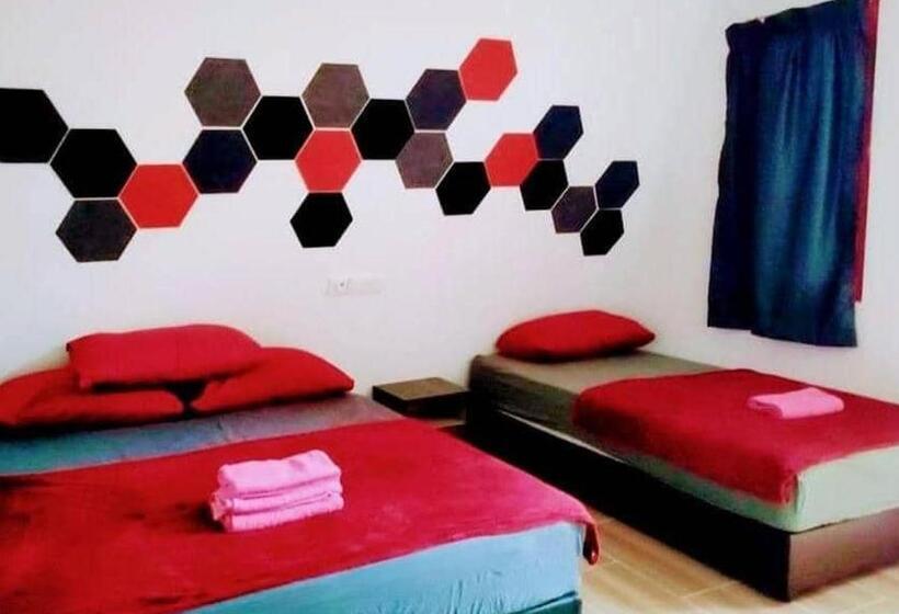 Отель Red Triangle Cottage Roomstay