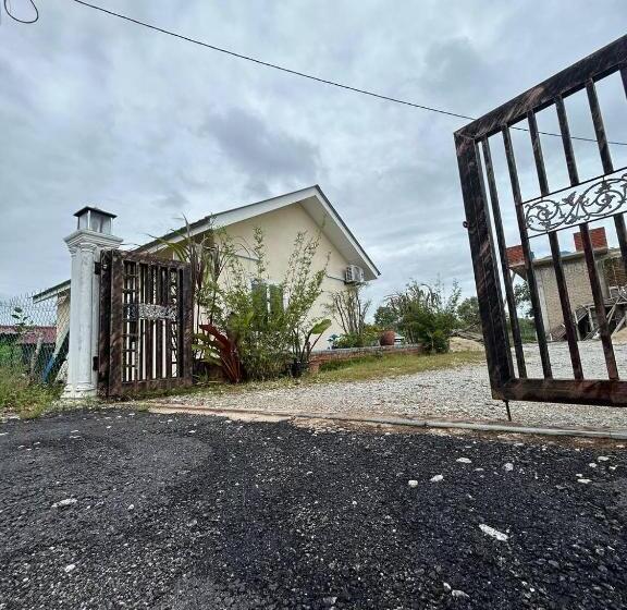 ペンション Mahasa Penarik Homestay