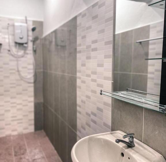 펜션 Private Bathroom In King Room Bukit Mertajam Alma Impian