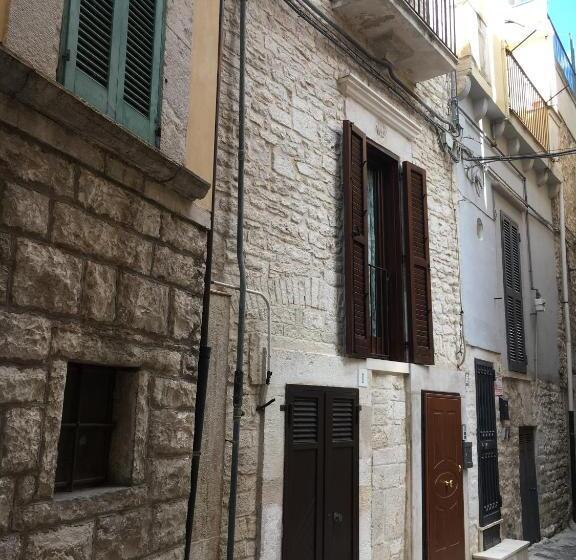تختخواب و صبحانه La Petite Maison