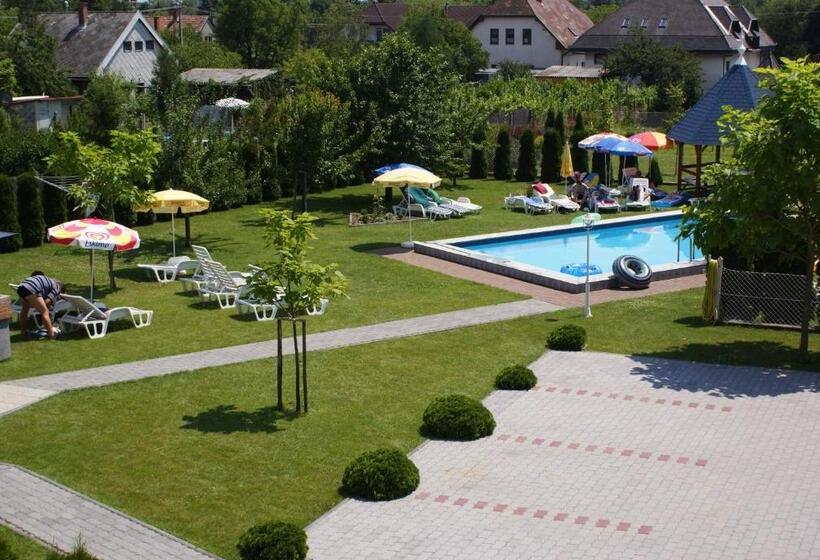 پانسیون Kék Vendégház Family Resort