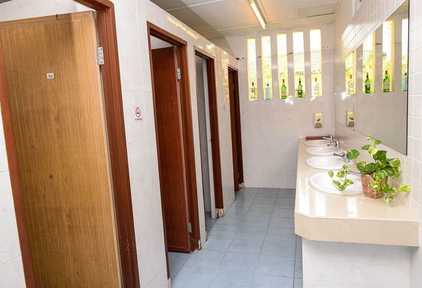 הוסטל Hutton Suites