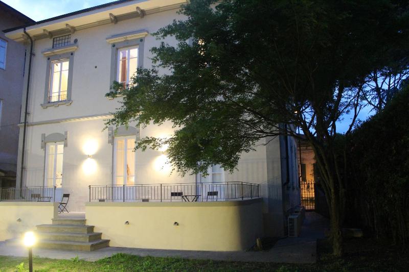 تختخواب و صبحانه Lucca In Villa Lucrezia