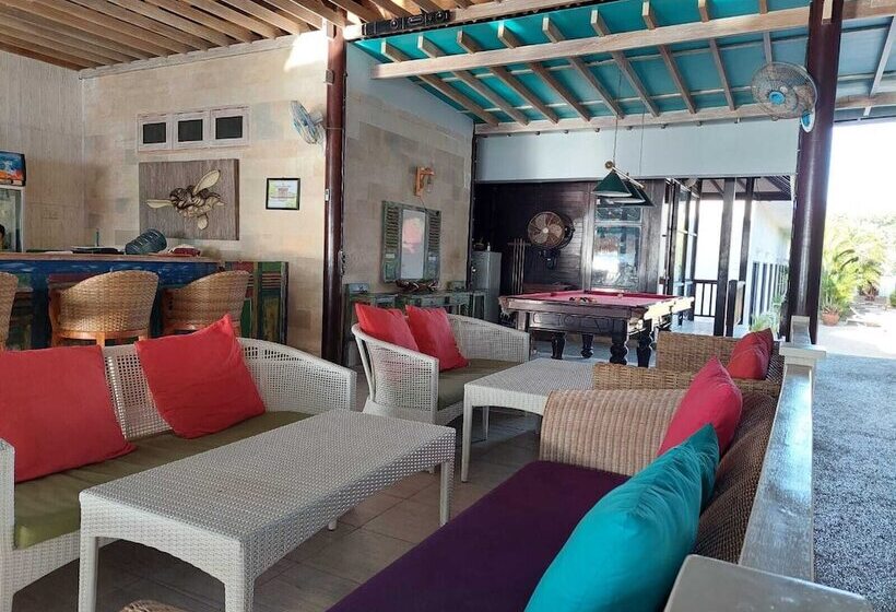 هتل Kura Kura Beach Resort