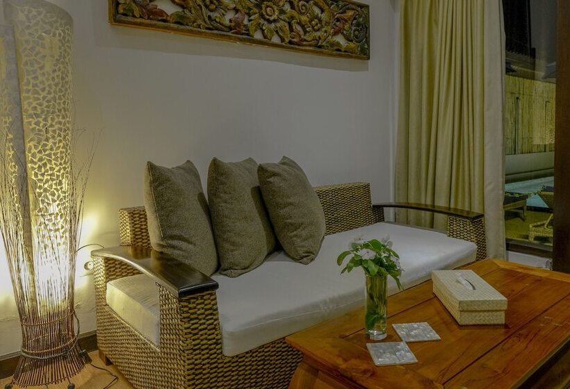 هتل Kura Kura Beach Resort