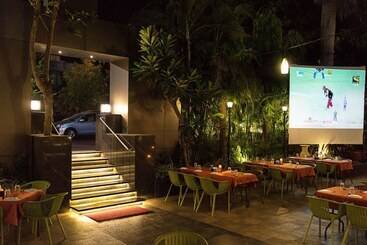 Fotos del hotel Treebo Tryst Grand Emerald:  23